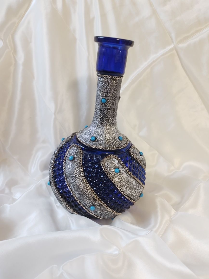 Vintage  sticla cu scrumiera mare albastra  metal, lant si pietre