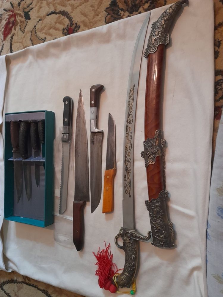 Кухонные ножи и сабля