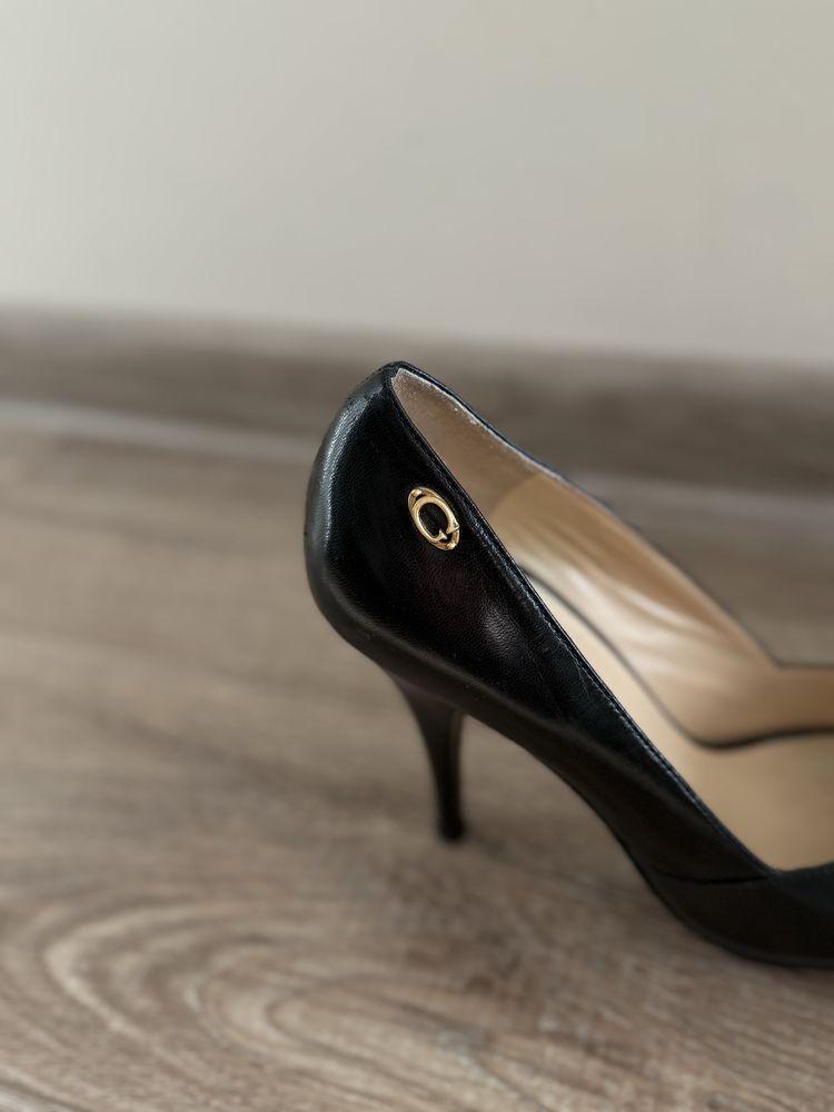 Сандали на ток Guess