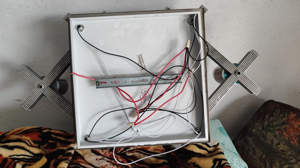 Продас люстру в сером цвете