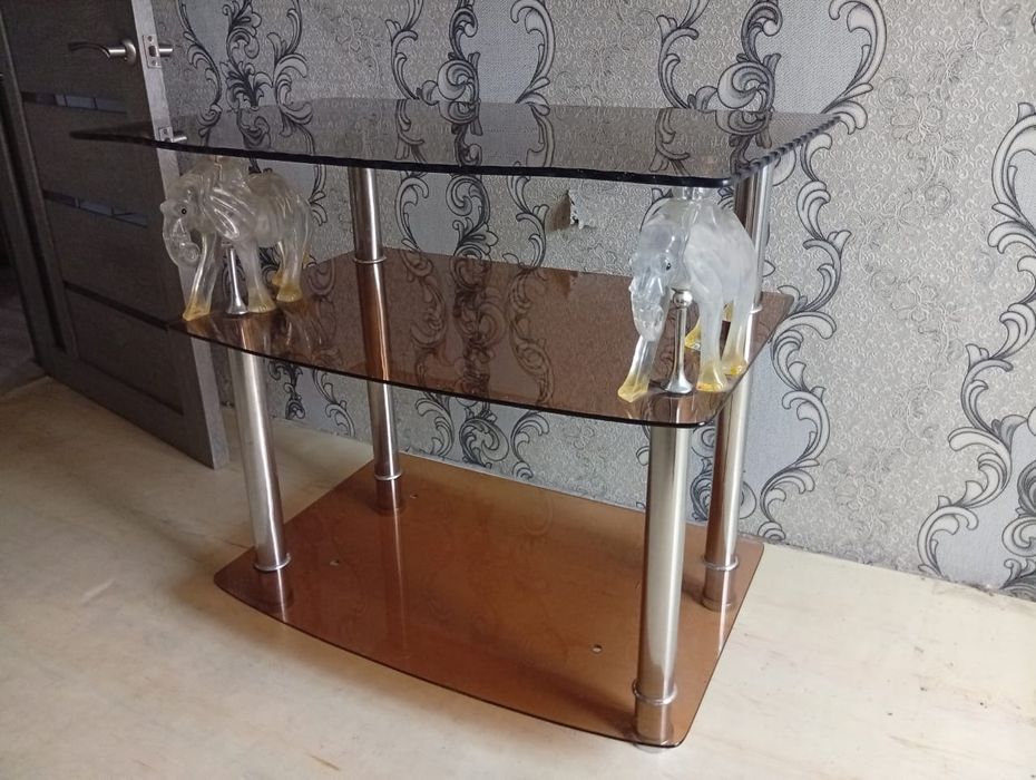 Продам стеклянный стол