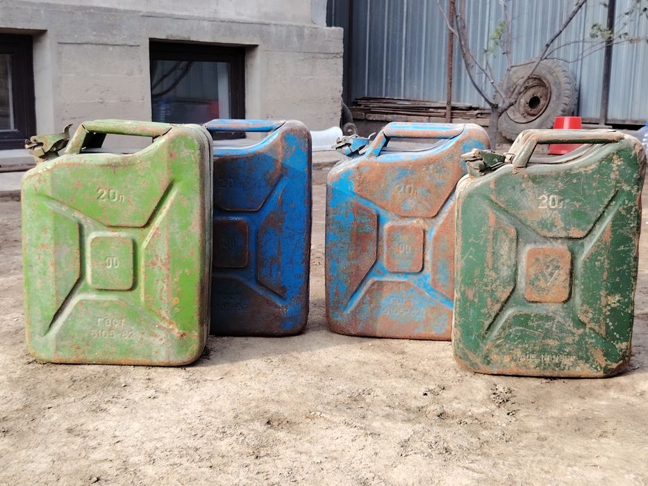 Продаю канистры.