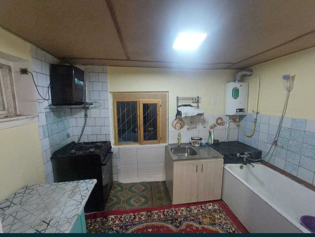 Боткина 3 хона ховли оилага ижара топ. 350 у.е.