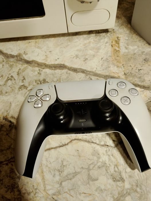 Продавам PS5 без дискове в много добро състояние използвана малко!