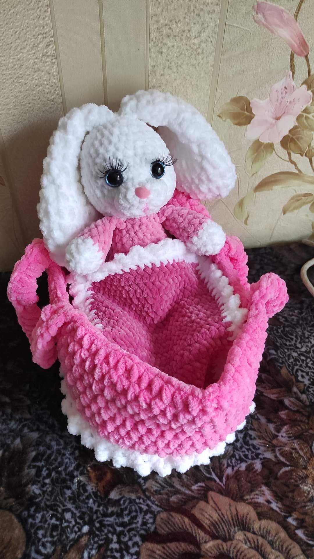 Зайка в люльке и котик на лежанке