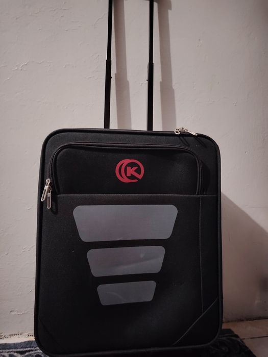 Troler negru încăpător