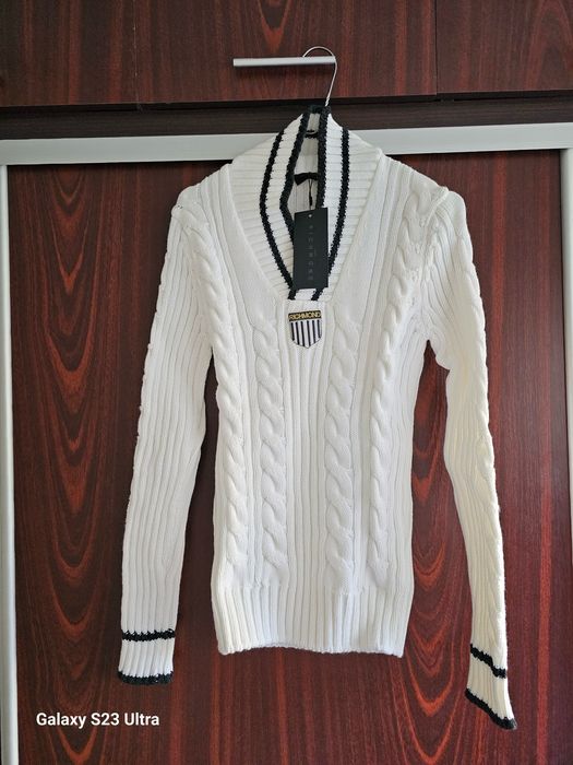 Нов бял луксозен пуловер