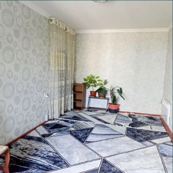 Срочно Яккасарай Саламатина 1в2/4/4 ремонт средний мебелья нет !