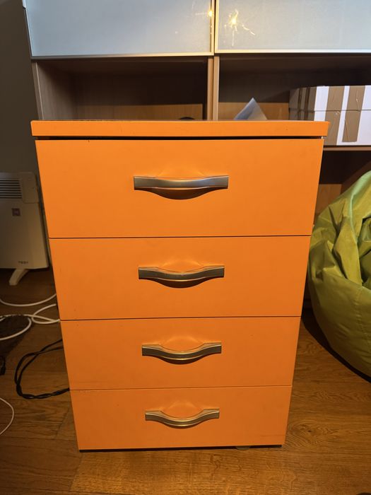 Скрин с 4 чекмеджета на колелца