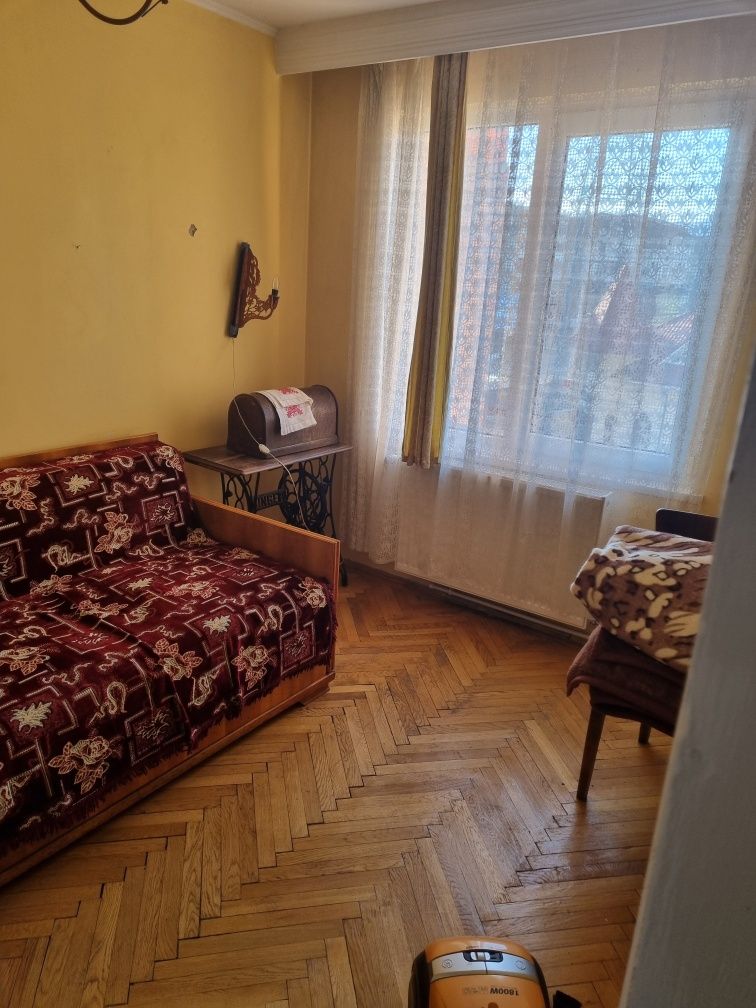 Vând apartament 4 camere