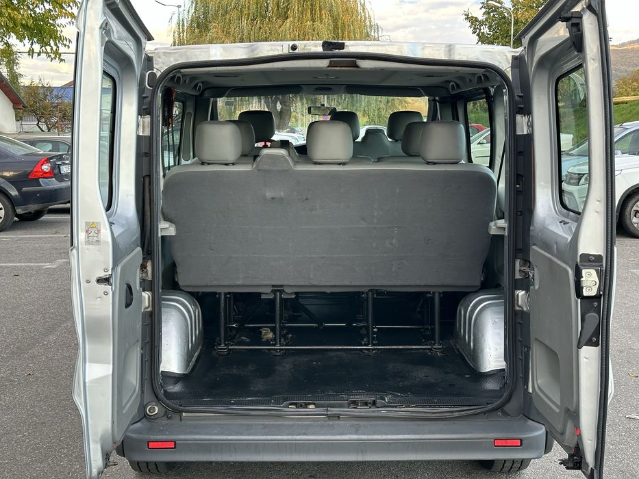 Renault Trafic 2.0 dCi Euro 5 cu 8+1 locuri