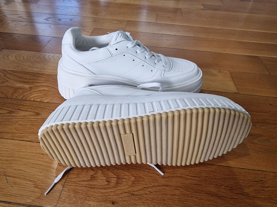 Бели сникъри, 39 номер, естествена кожа