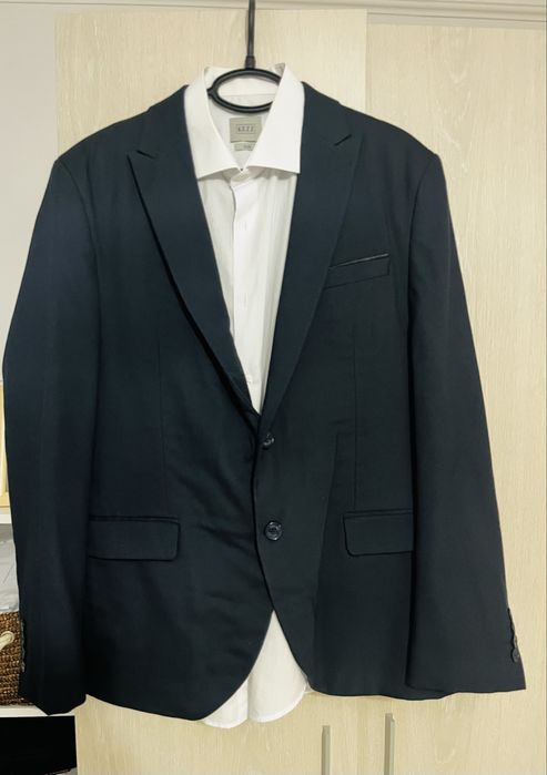 Vând costume in stare bună