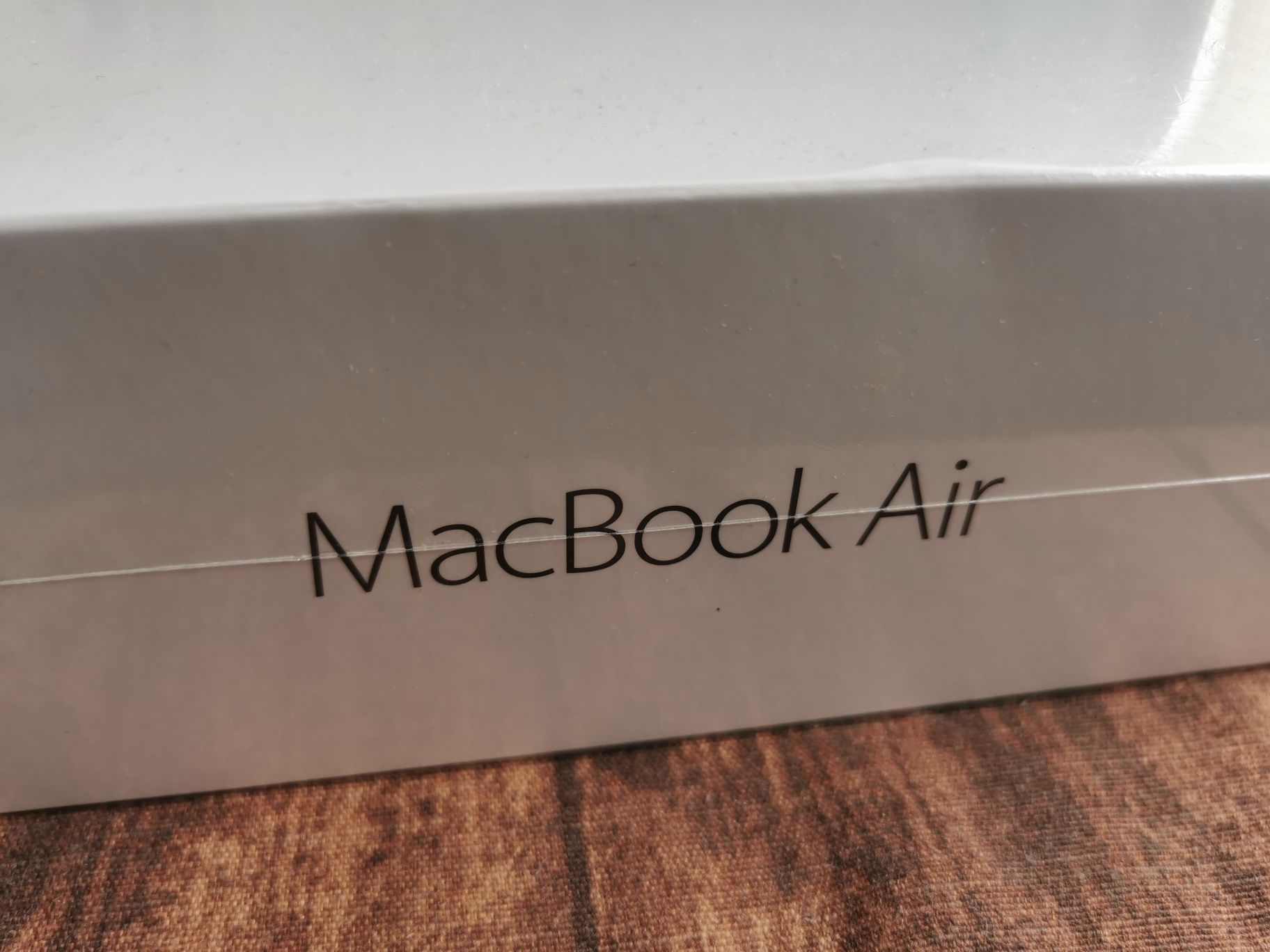 MacBook Air 13 (2017) 
ЧИСТО НОВ! Неразопакован
