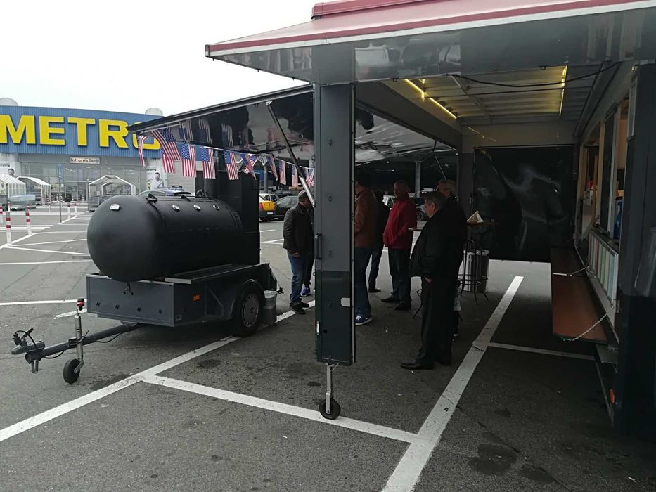 Food Truck Extensibil + Smoker  – Afacere la Cheie, Complet Utilată