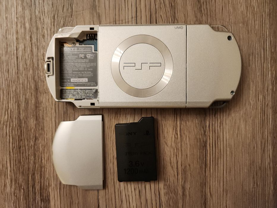 PlayStation Portabil (PSP) 2001 Silver - modat, complet functional