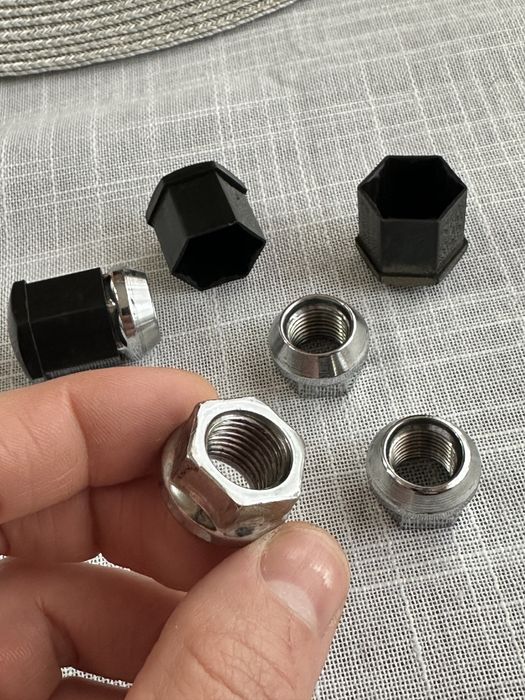 Piulita M14 x 1.5 cheie de 19 / capacele plastic cadou