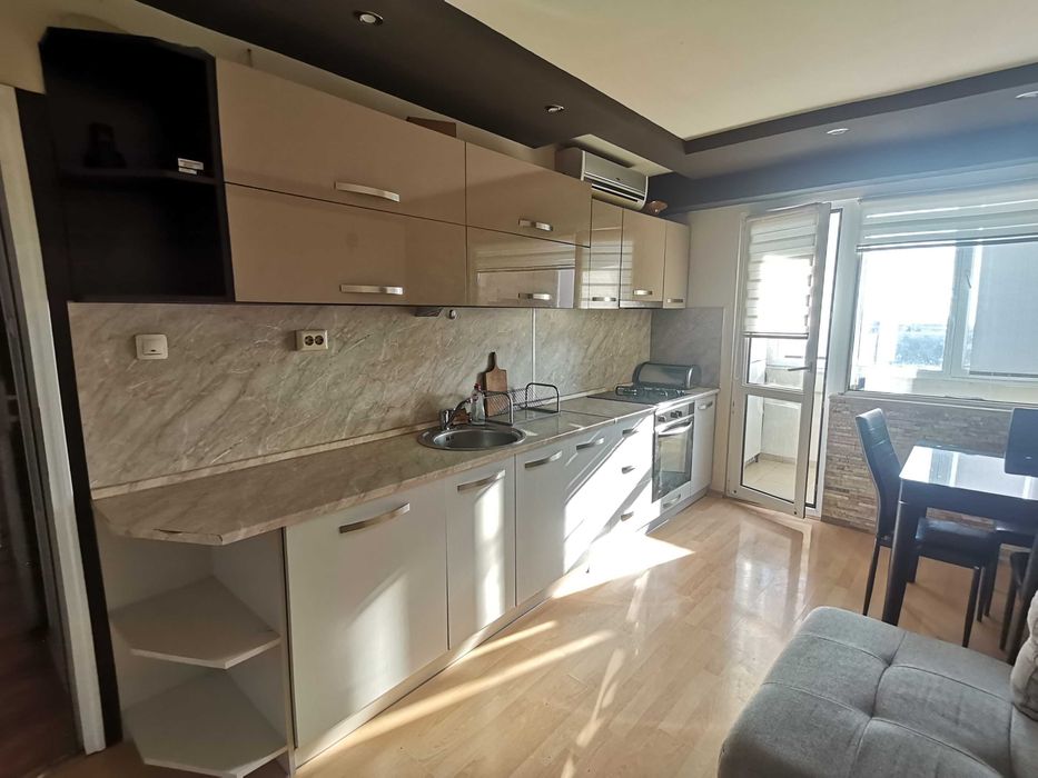 Дава се под наем Тристаен апартамент в Бургас, Славейков - 68 кв.м за 510 € - Снимка #1