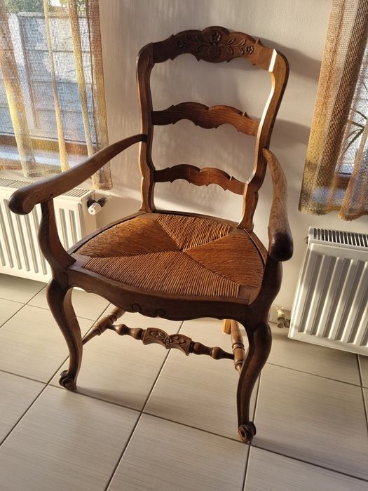 Scaun Lemn masiv sculptat și montat doar din cuie de Lemn fără metal