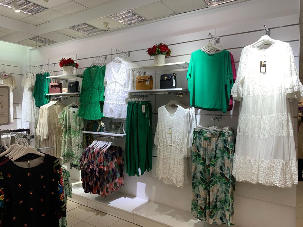 Mobilier perete amenajare spatii comerciale