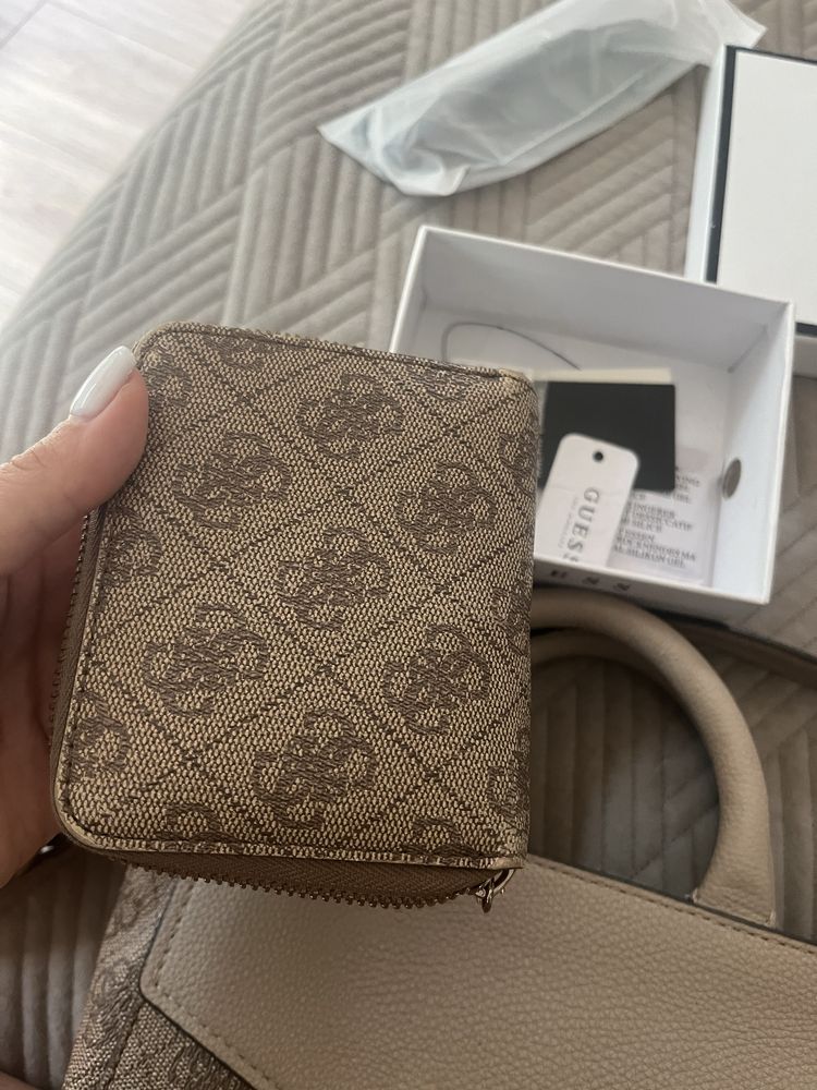Чанта и портмоне Guess
