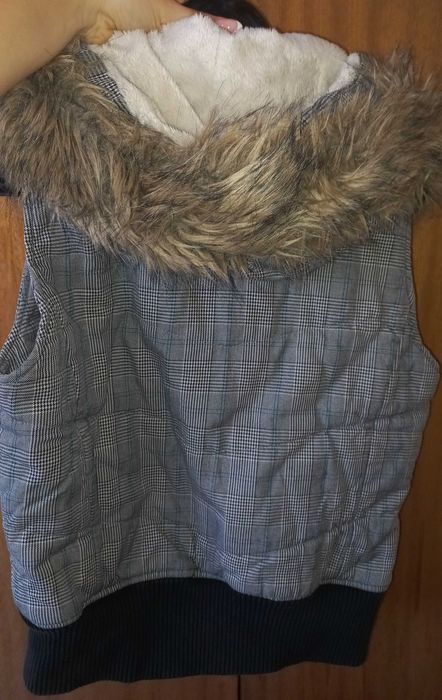 Дамски елек с качулка