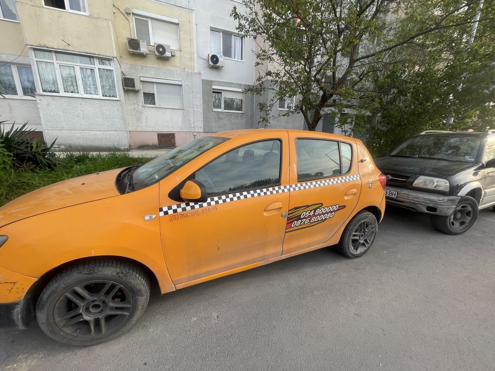 Продавам  - Модел Дачия Сандеро”