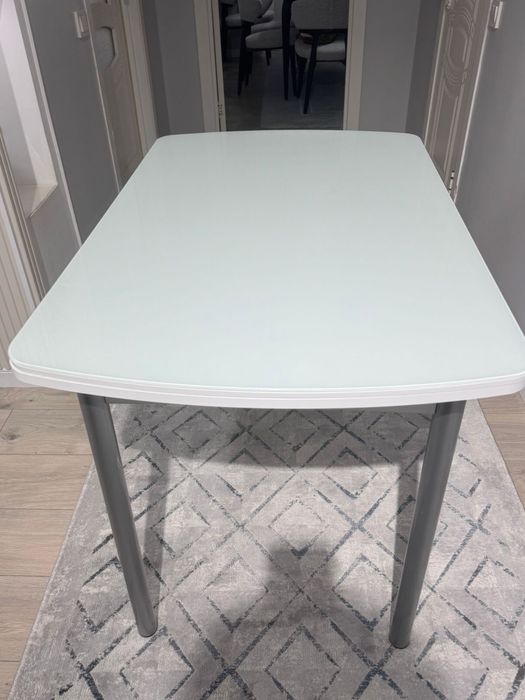 Стеклянный стол