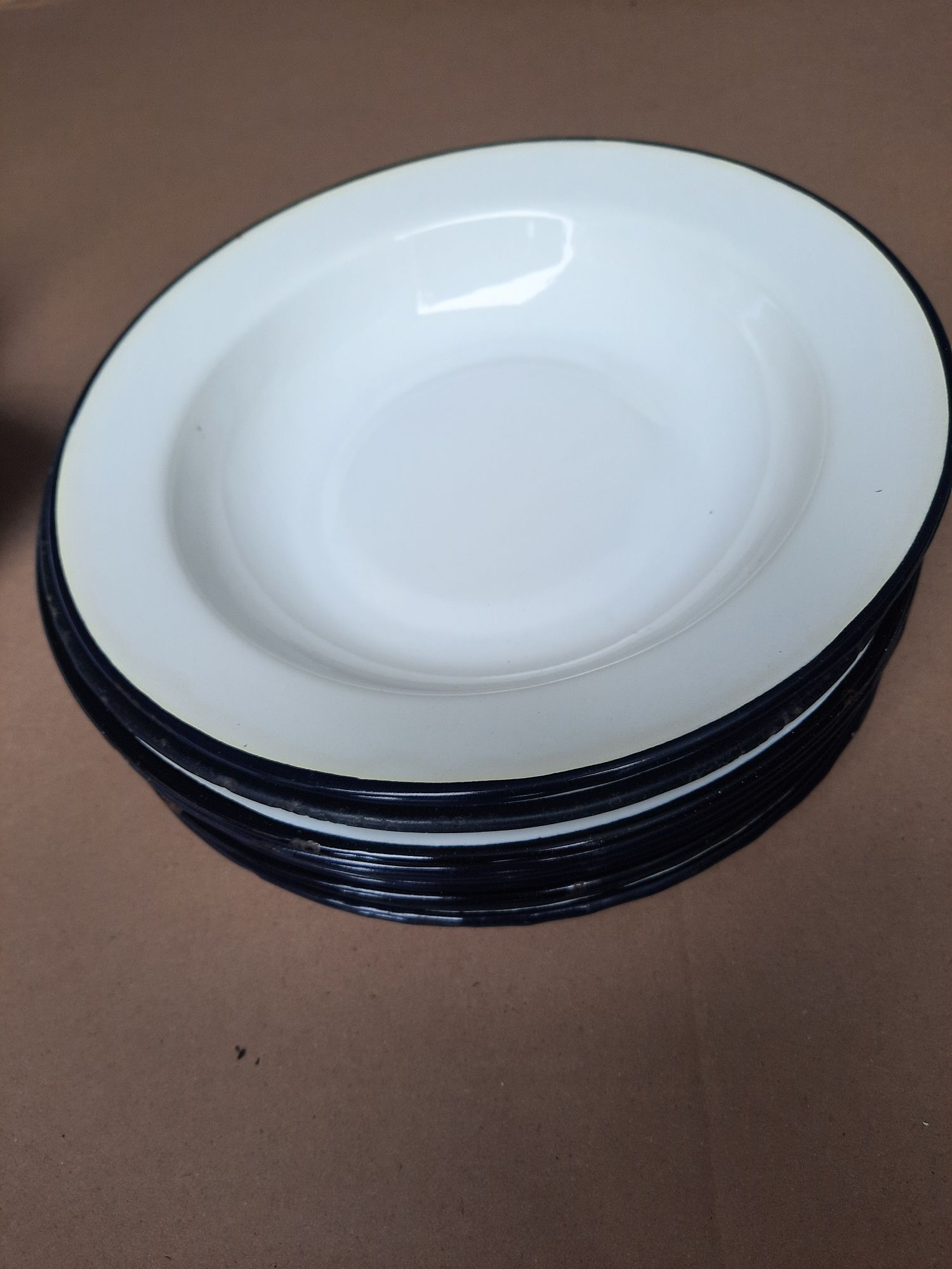 Эмалированные тарелки