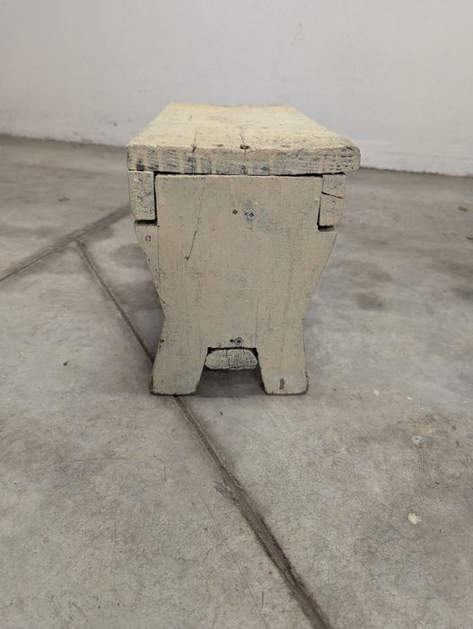 Старо дървено столче