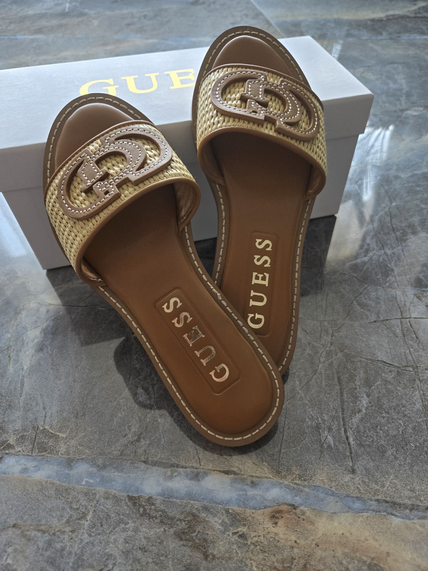 Чисто нови Чехли на Guess