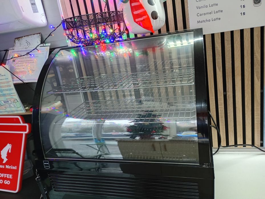 Vând vitrina rece noua Metro