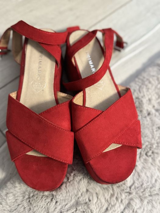 Sandale roșii.