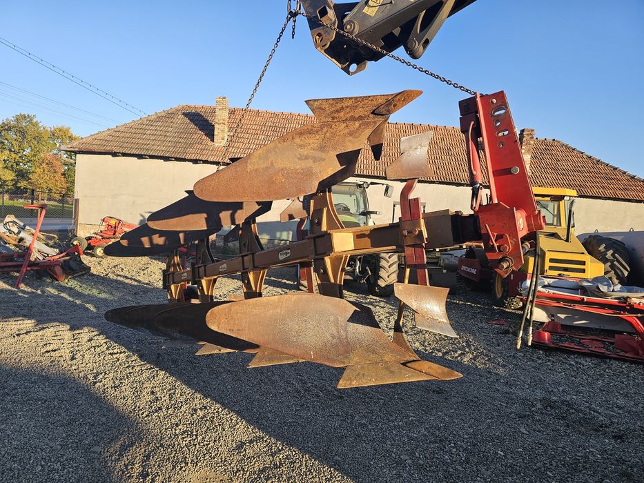 Vând plug cu 4 brazde 3+1  GOIZIN