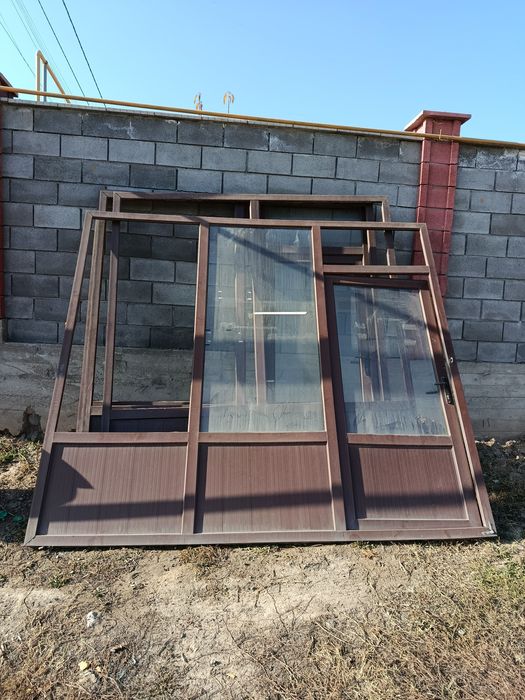 4 пластика окна с дверью