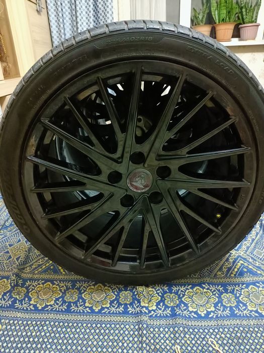 Срочно продам диски R18 с летний резиной
