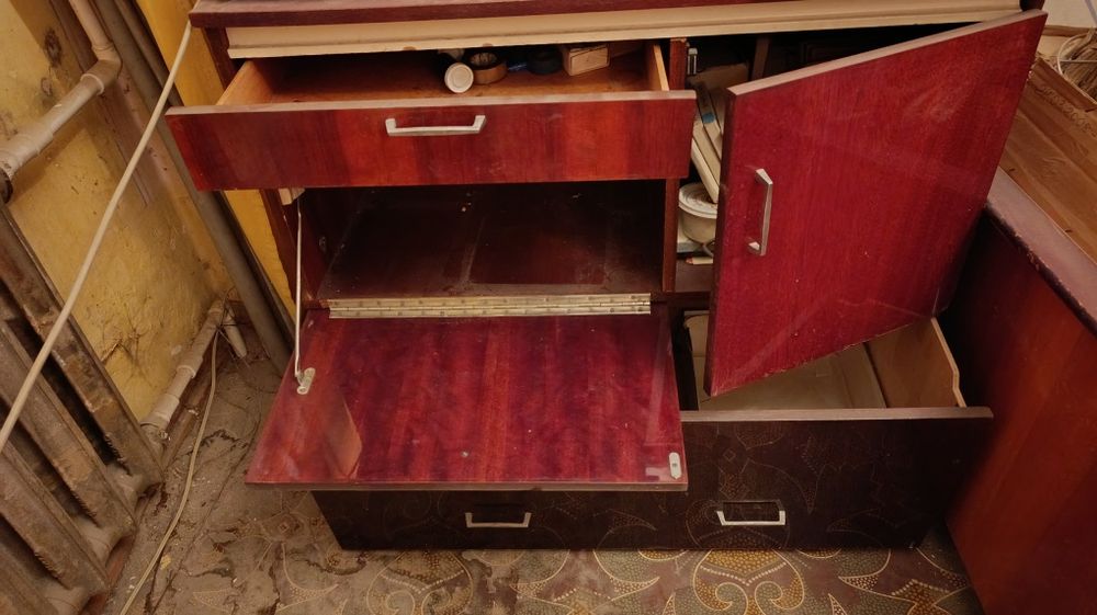 Отдам даром советскую мебель и посуду