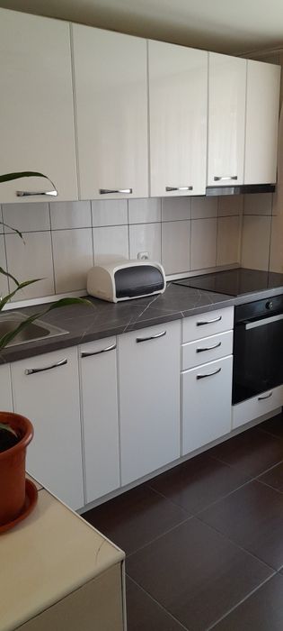 Dau în chirie apartament cu o camera