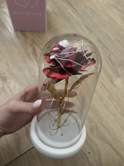 Вечна роза с лампички