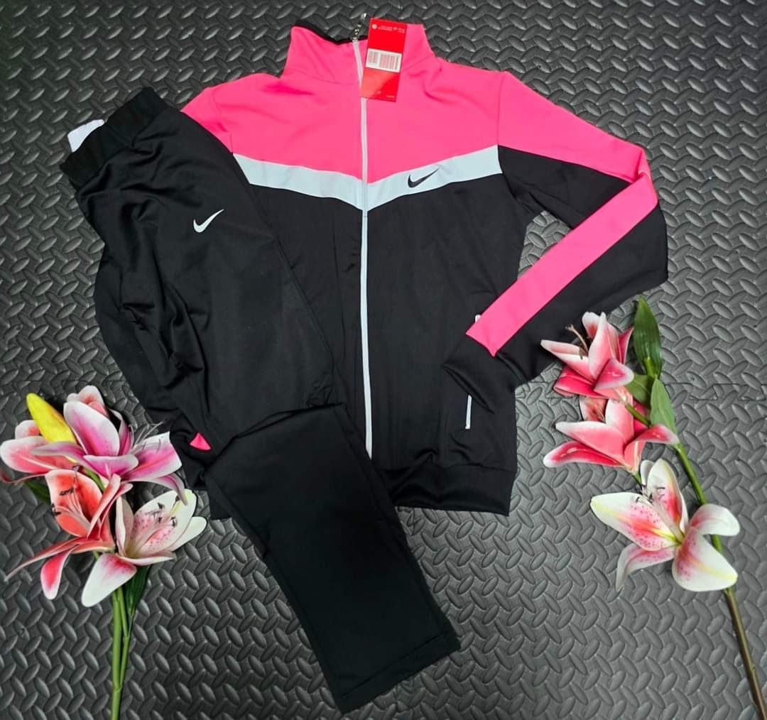 Екипи Nike различни