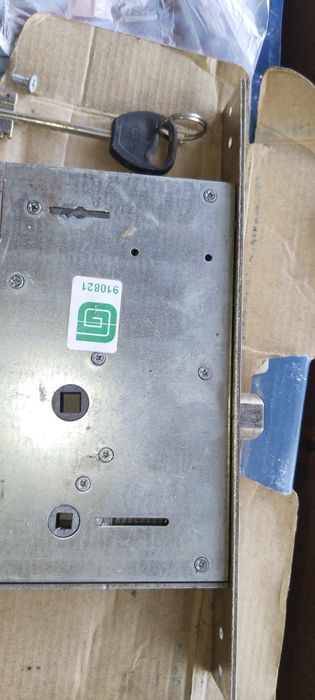 Продам замок на двери новый внутрини производство Россия