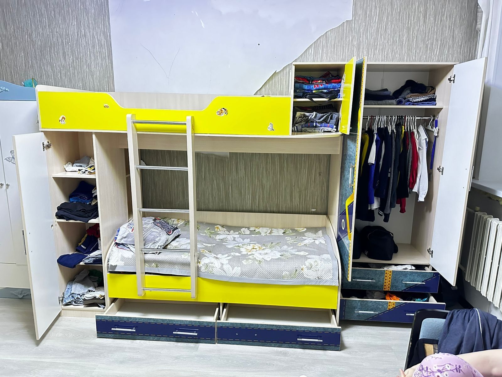 Продам двухярусную детскую кровать