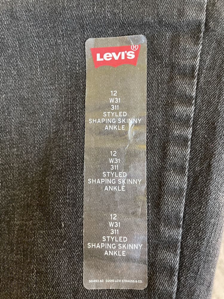 Blugi Levi’s dama noi cu eticheta, achizitionati din SUA