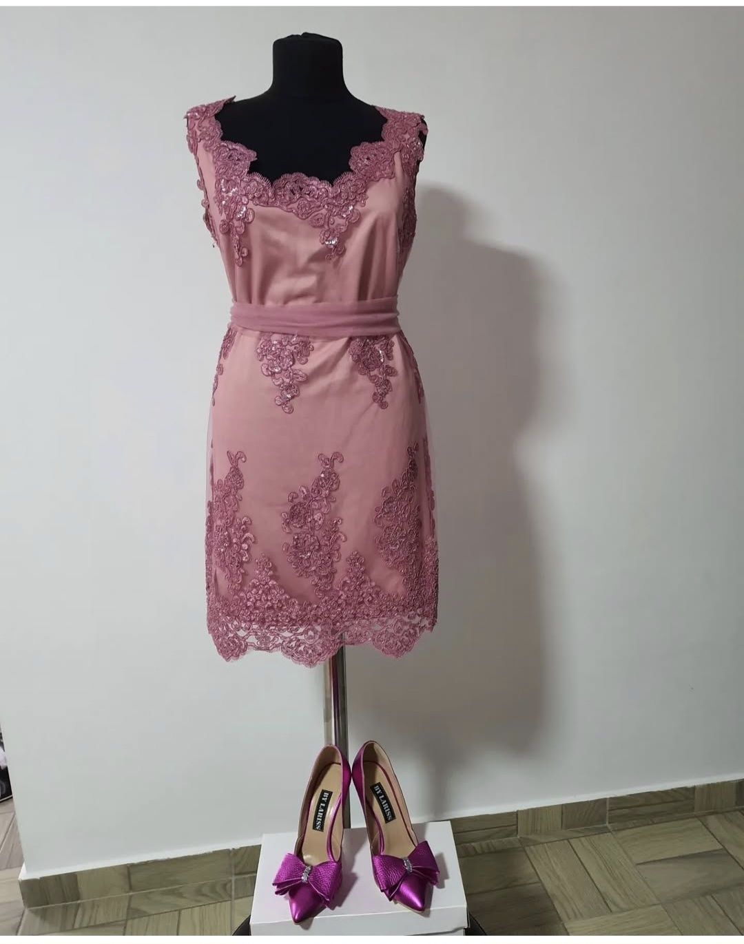Rochie dantela brodata roz nude, pentru ocazii speciale