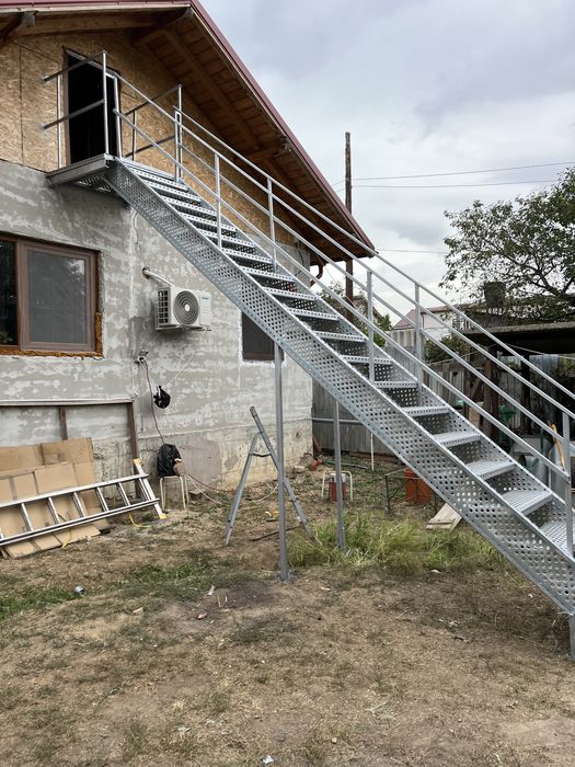 Scări metalice zincate