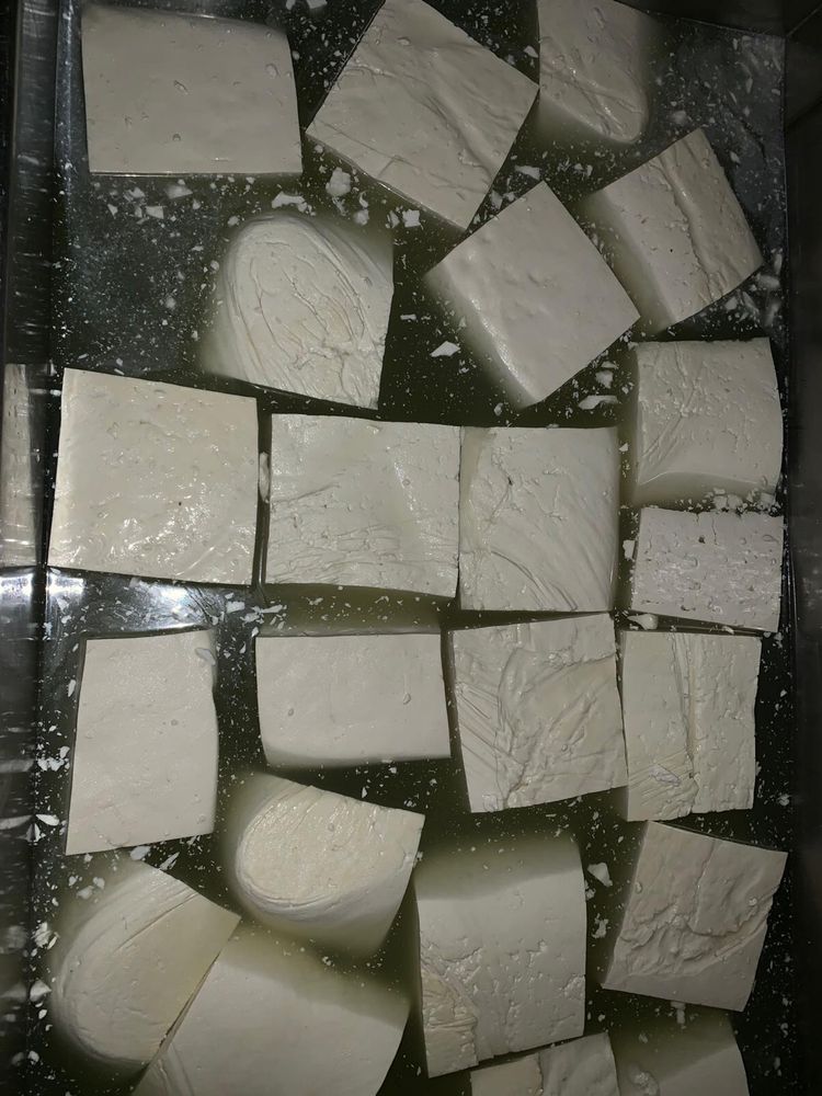 Vând brânză de oaie