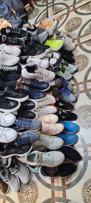 Vând adidași de firma