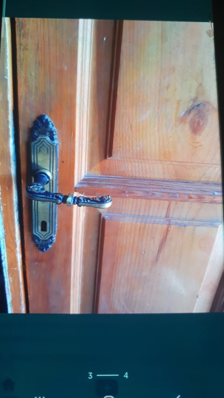 Дверь входная деревянная 80х200 довольно тяжелая  натуральная
