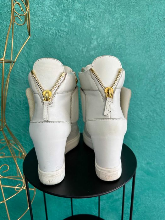 Ghete din piele albă, marca Giuseppe Zanotti, mărimea 39