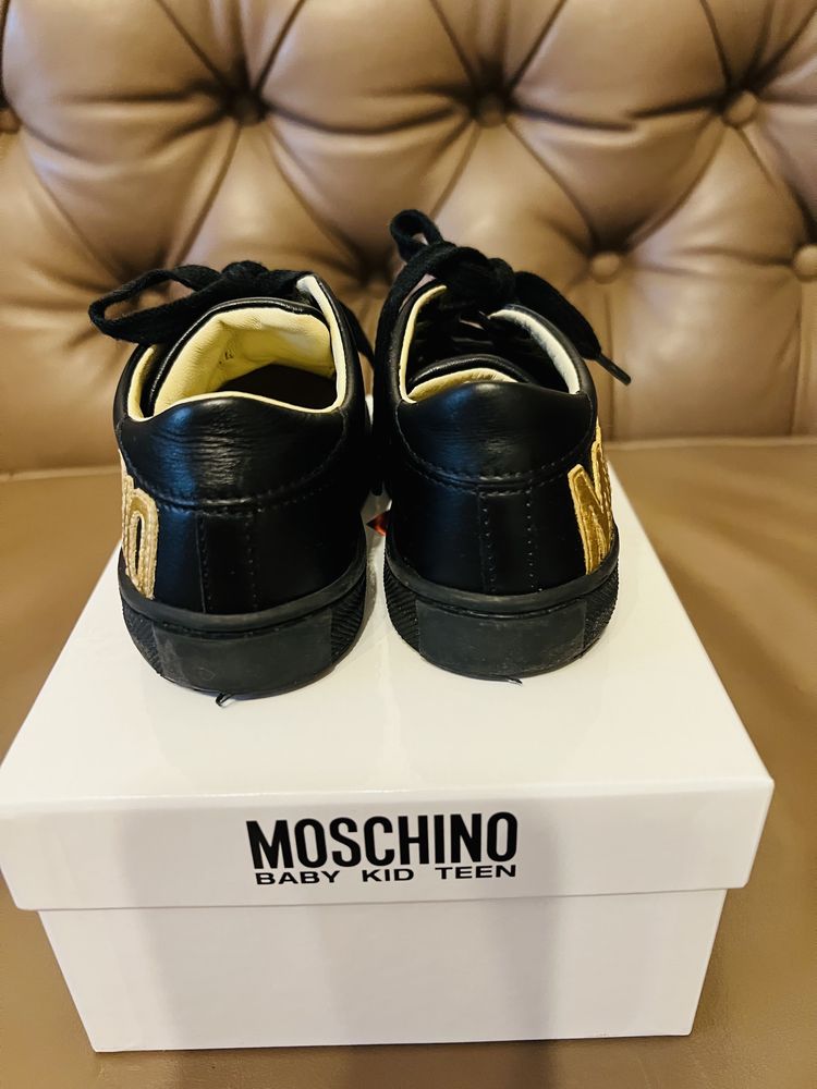 Adidasi MOSCHINO, negri